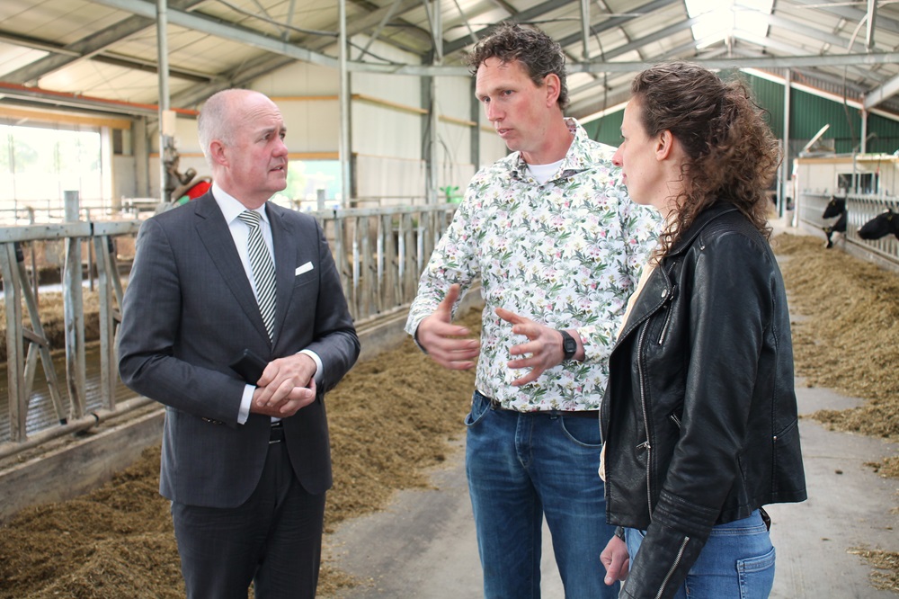 Commissaris van Koning opent innovatieve melkveestal Haskerweide