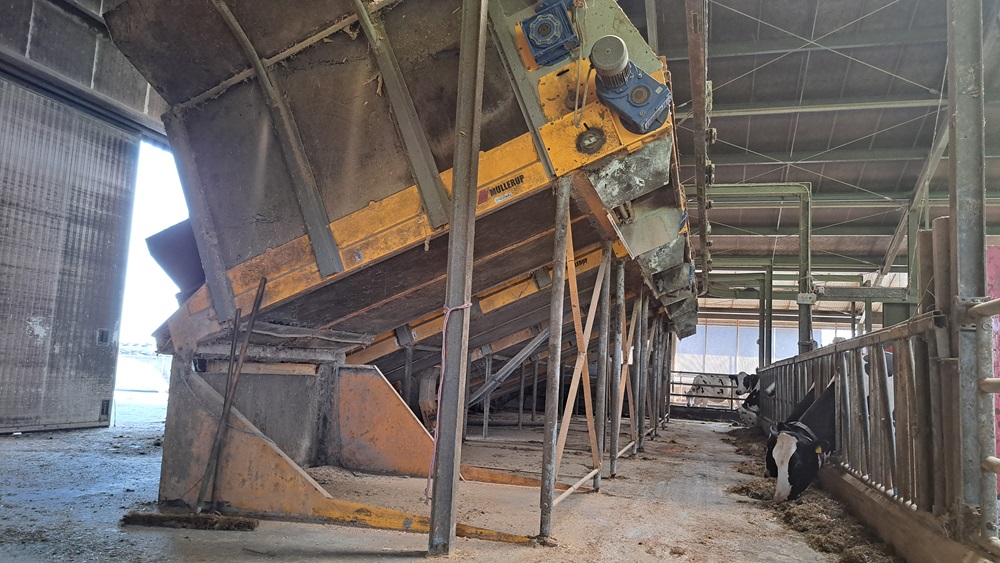 De bunkers van de Mullerup-voerrobot, die zorgt dat er continue vers en goed gemengd voer voor de koeien ligt.