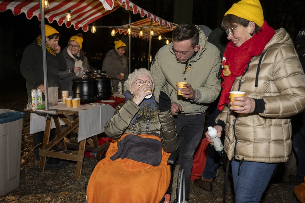 FrieslandCampina-melkveehouders trakteren op warme Chocomel in verzorgingshuizen