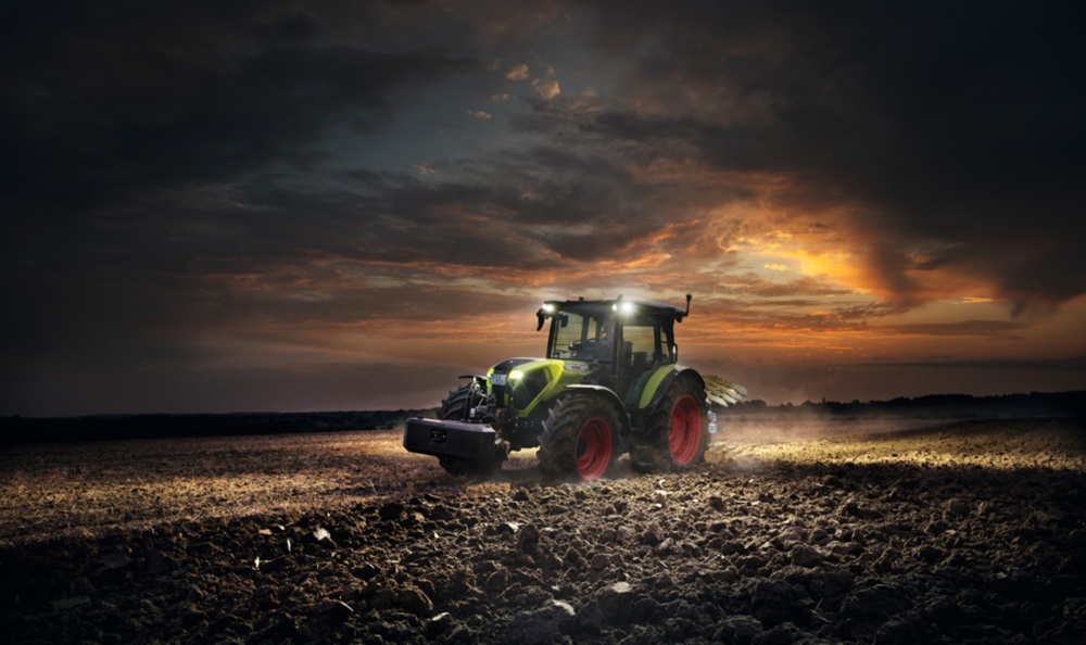 Compacte krachtbundels. CLAAS introduceert nieuwe AXOS 3 tractoren voor meest uiteenlopende landbouwtaken